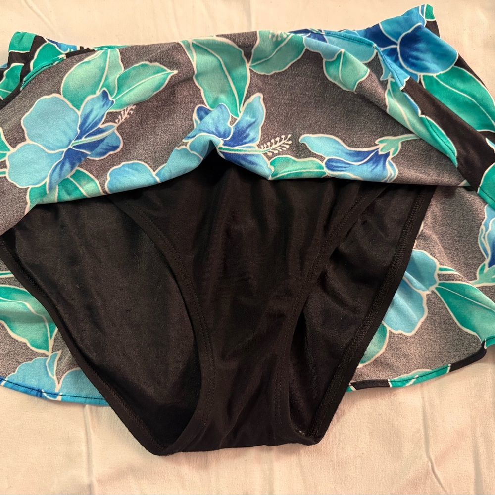Floral Two-Piece Tankini Set with Blue and Green Hibiscus - Picture 4 of 5